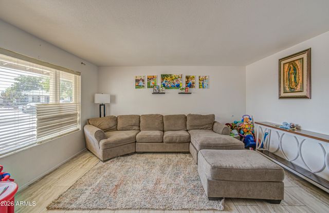 7530 W ROMA Avenue, Phoenix, AZ 85033