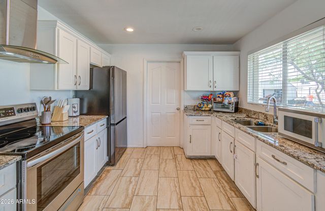 7530 W ROMA Avenue, Phoenix, AZ 85033