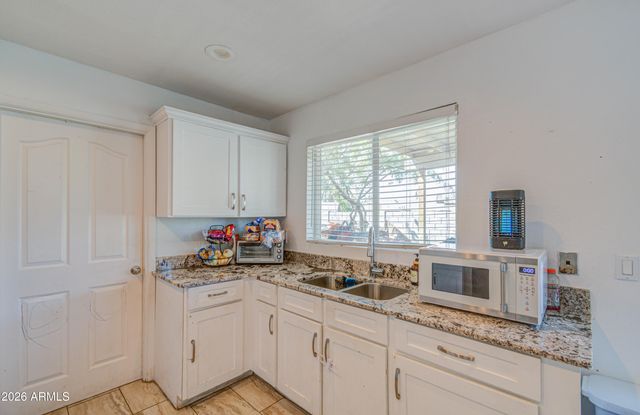 7530 W ROMA Avenue, Phoenix, AZ 85033
