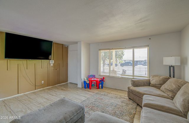 7530 W ROMA Avenue, Phoenix, AZ 85033