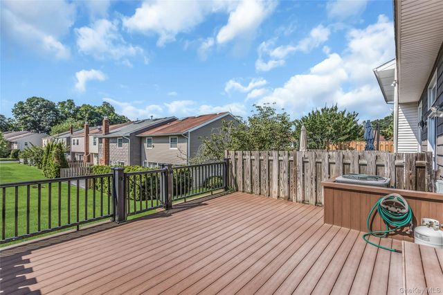 104 W Woodlake Drive, Woodbury, NY 11797