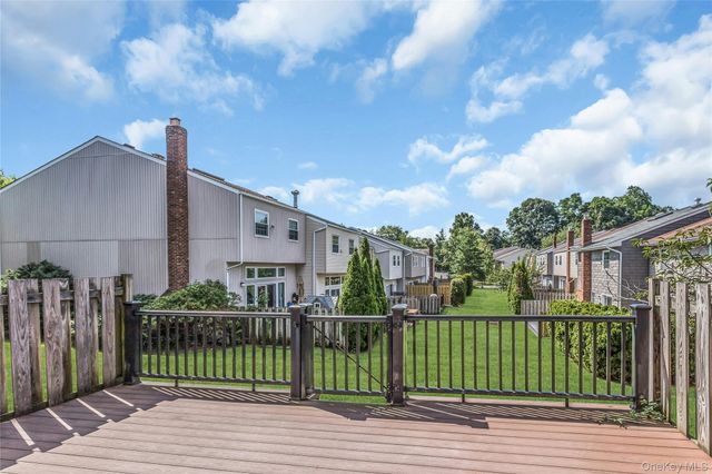 104 W Woodlake Drive, Woodbury, NY 11797