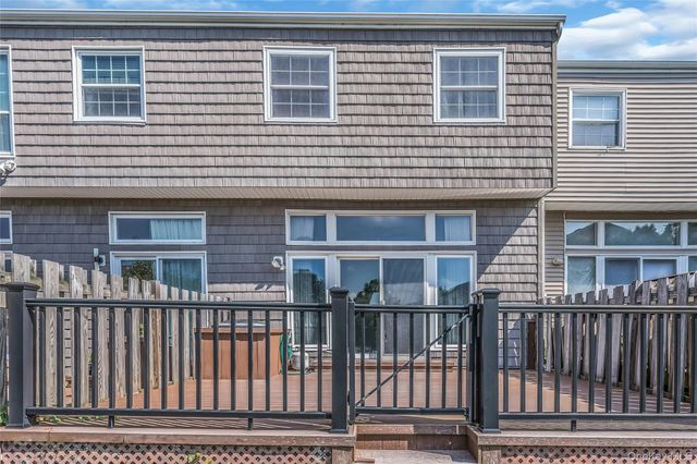 104 W Woodlake Drive, Woodbury, NY 11797