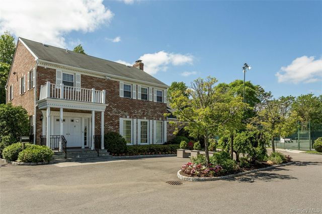 104 W Woodlake Drive, Woodbury, NY 11797