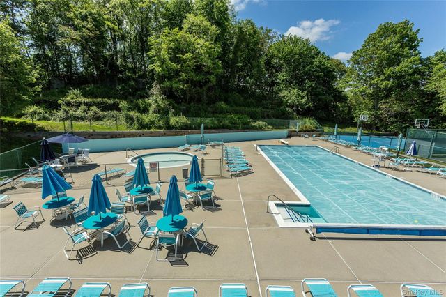 104 W Woodlake Drive, Woodbury, NY 11797