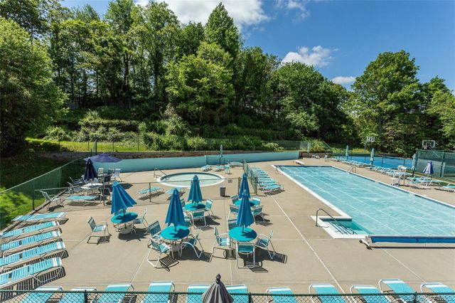 104 W Woodlake Drive, Woodbury, NY 11797