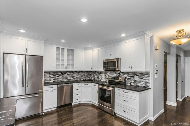 104 W Woodlake Drive, Woodbury, NY 11797