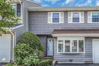 104 W Woodlake Drive, Woodbury, NY 11797