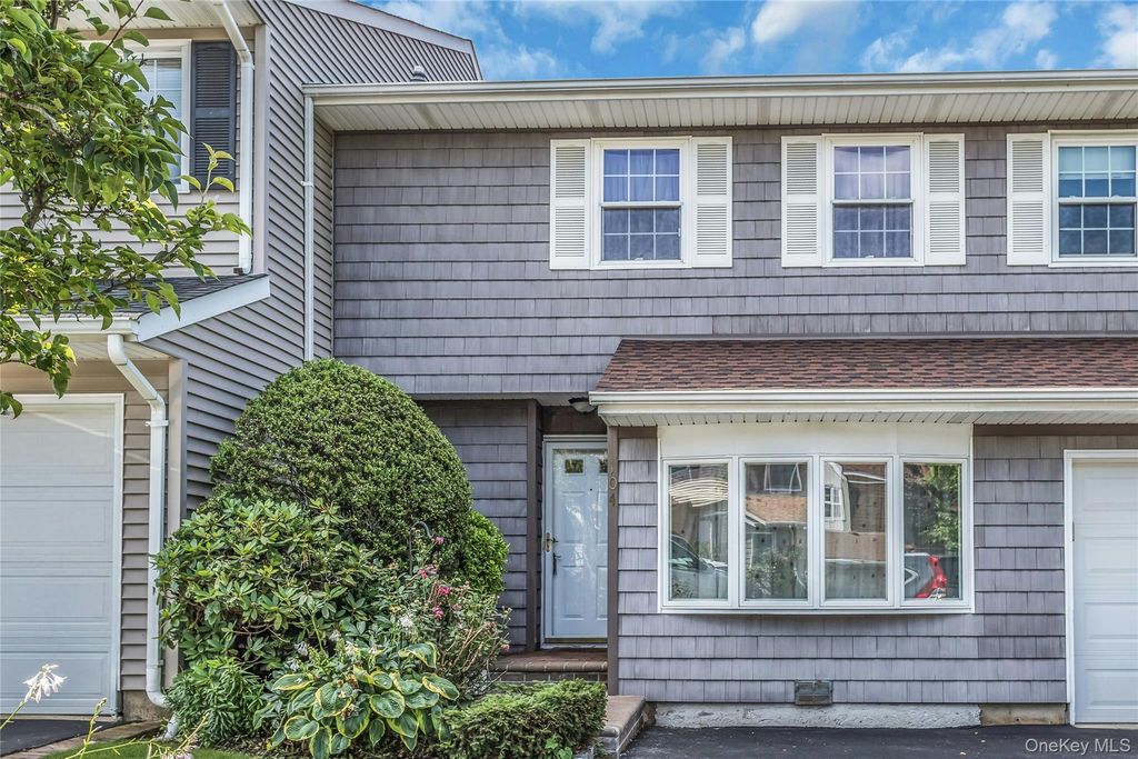 104 W Woodlake Drive, Woodbury, NY 11797