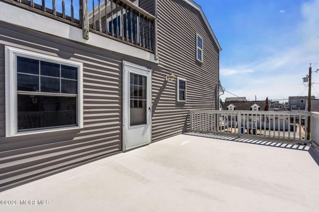 27 Robert Drive, Manahawkin, NJ 08050