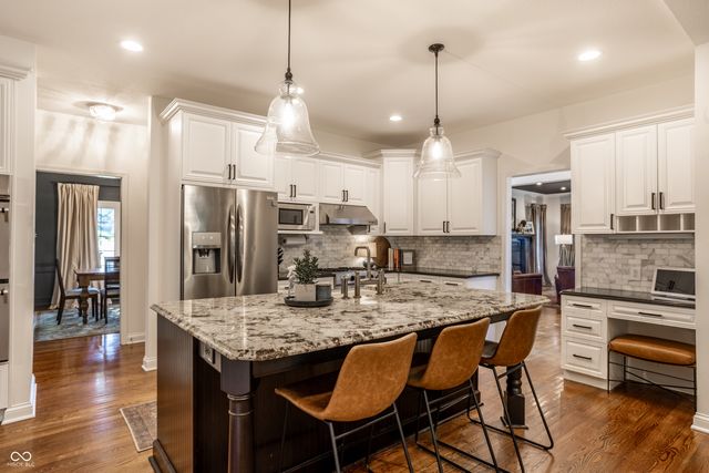4626 Woods Edge Drive, Zionsville, IN 46077
