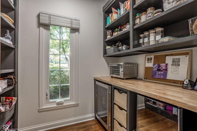 4626 Woods Edge Drive, Zionsville, IN 46077