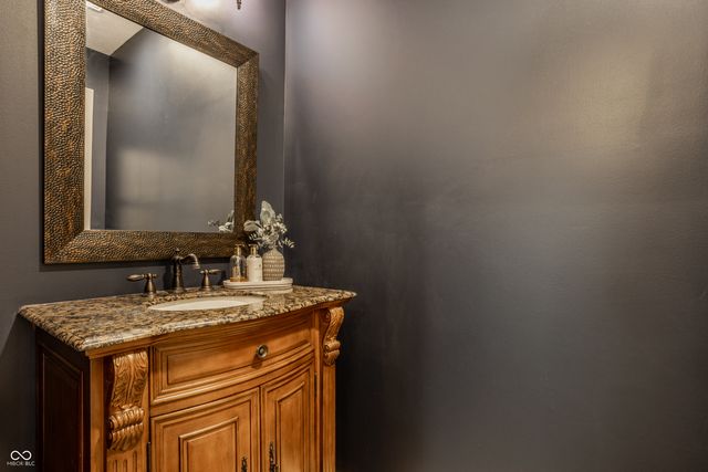 4626 Woods Edge Drive, Zionsville, IN 46077