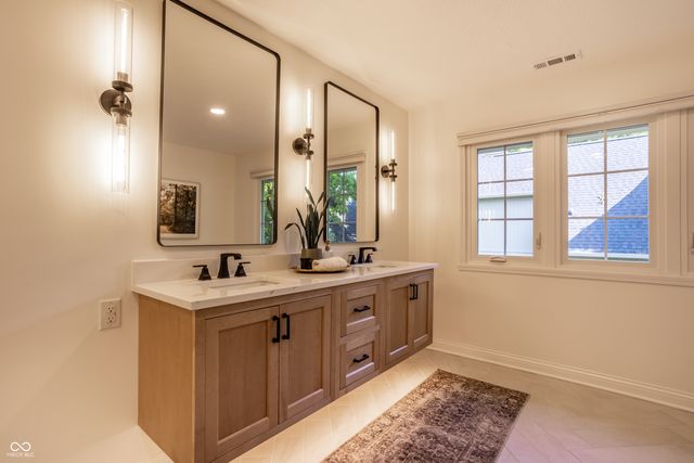4626 Woods Edge Drive, Zionsville, IN 46077