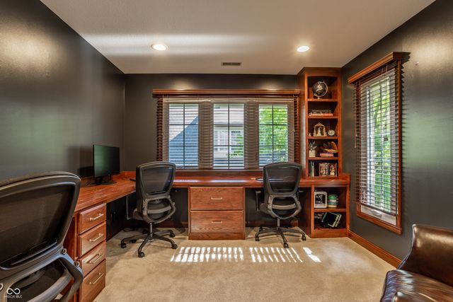 4626 Woods Edge Drive, Zionsville, IN 46077