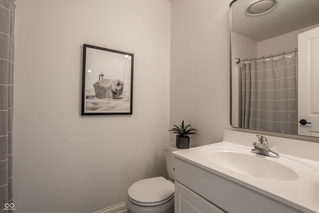 4626 Woods Edge Drive, Zionsville, IN 46077