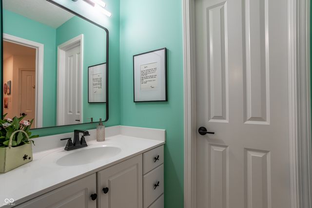4626 Woods Edge Drive, Zionsville, IN 46077