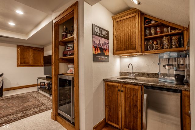 4626 Woods Edge Drive, Zionsville, IN 46077