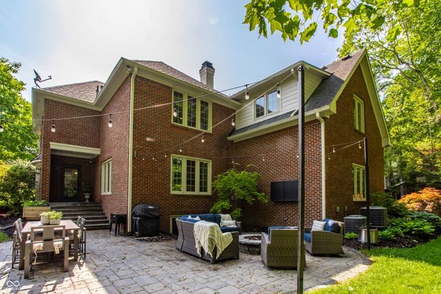 4626 Woods Edge Drive, Zionsville, IN 46077