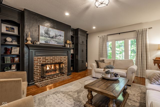 4626 Woods Edge Drive, Zionsville, IN 46077