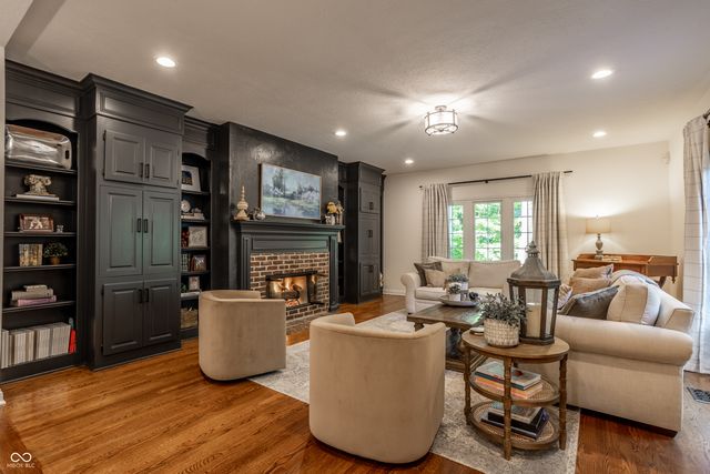 4626 Woods Edge Drive, Zionsville, IN 46077