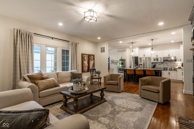 4626 Woods Edge Drive, Zionsville, IN 46077