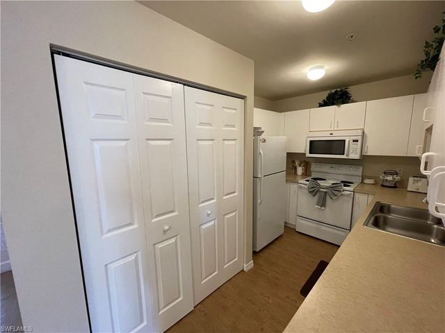 519 Roma CT 2103, Naples, FL 34110