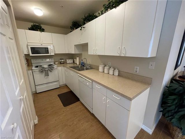 519 Roma CT 2103, Naples, FL 34110