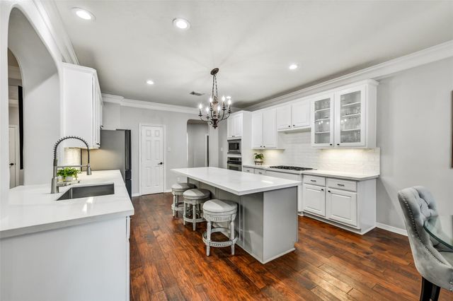 1011 Oak Park Lane, Friendswood, TX 77546