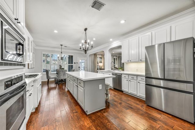 1011 Oak Park Lane, Friendswood, TX 77546