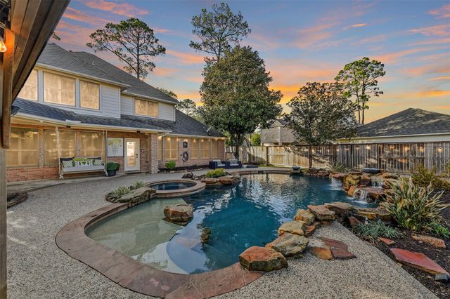 1011 Oak Park Lane, Friendswood, TX 77546