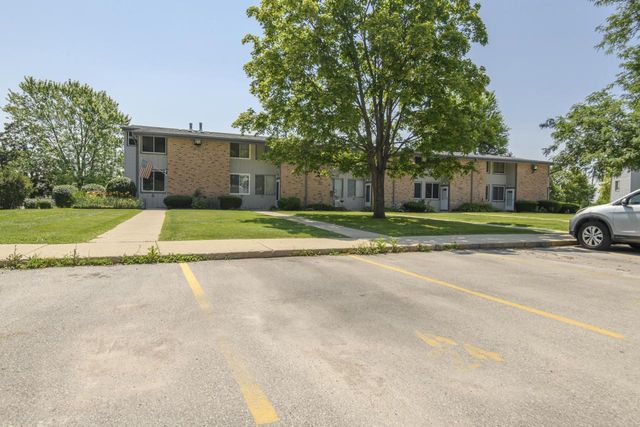 1524 Big Bend ROAD #A, Waukesha, WI 53189