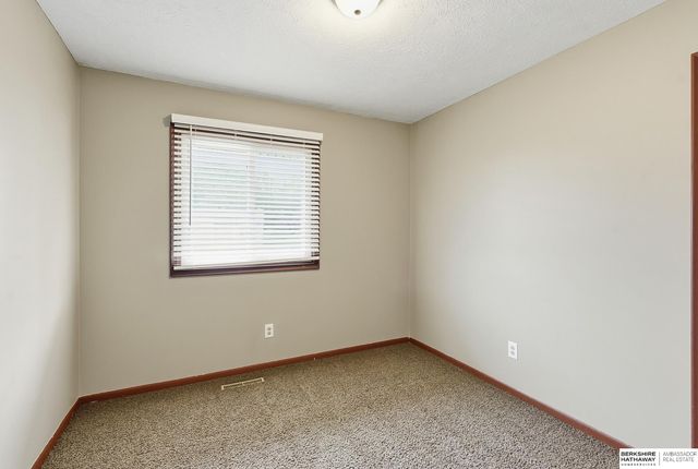 2410 Yorktown Place, Bellevue, NE 68123