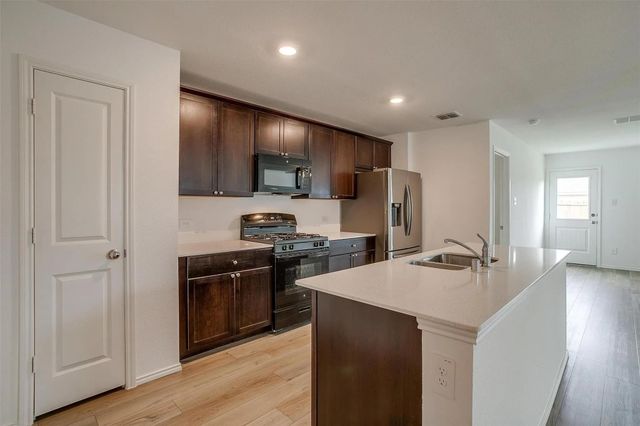 320 Red Rock Trail, Fort Worth, TX 76052
