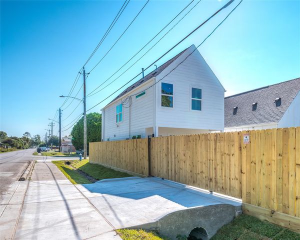 6831 Tuskegee Street, Houston, TX 77091