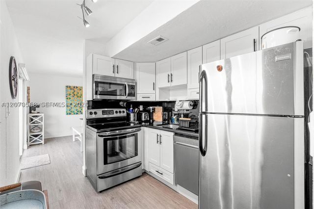 1370 NE 40th Dr, Oakland Park, FL 33334