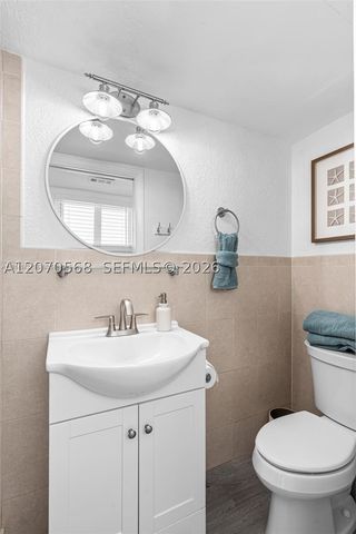 1370 NE 40th Dr, Oakland Park, FL 33334