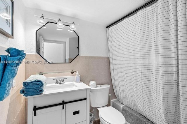 1370 NE 40th Dr, Oakland Park, FL 33334