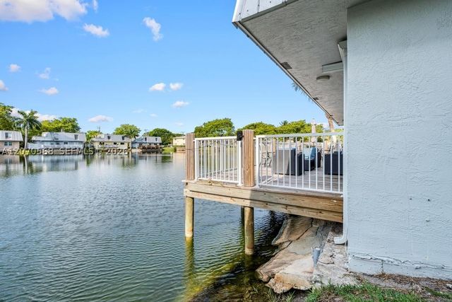 1370 NE 40th Dr, Oakland Park, FL 33334