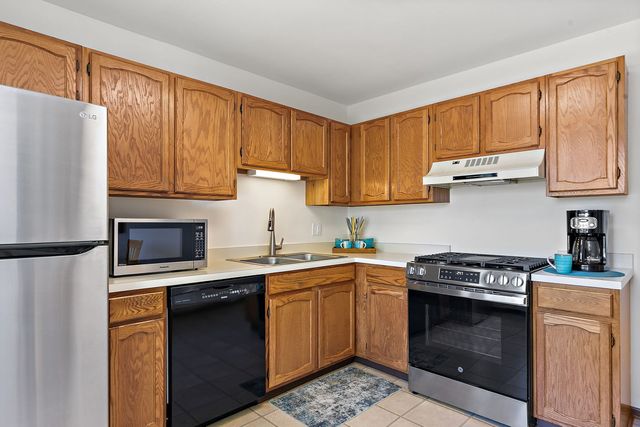 1002 Boston Circle 1002, Schaumburg, IL 60193