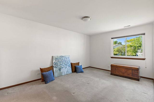 1002 Boston Circle 1002, Schaumburg, IL 60193
