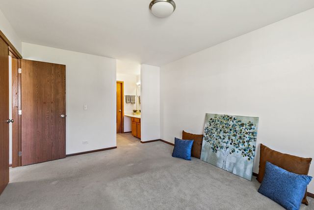1002 Boston Circle 1002, Schaumburg, IL 60193
