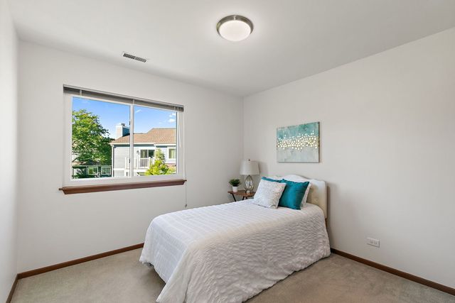 1002 Boston Circle 1002, Schaumburg, IL 60193