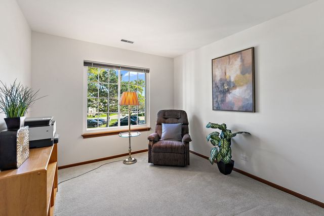 1002 Boston Circle 1002, Schaumburg, IL 60193