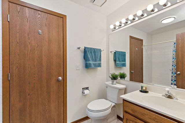 1002 Boston Circle 1002, Schaumburg, IL 60193