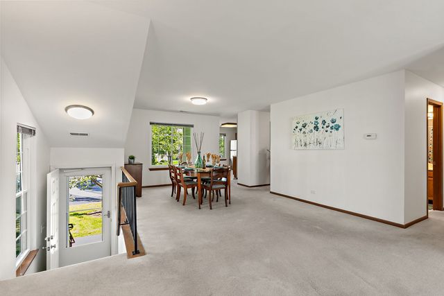 1002 Boston Circle 1002, Schaumburg, IL 60193