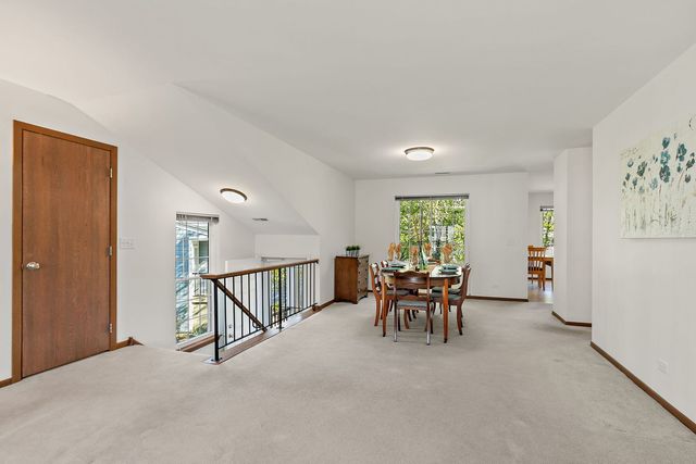 1002 Boston Circle 1002, Schaumburg, IL 60193