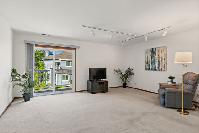 1002 Boston Circle 1002, Schaumburg, IL 60193
