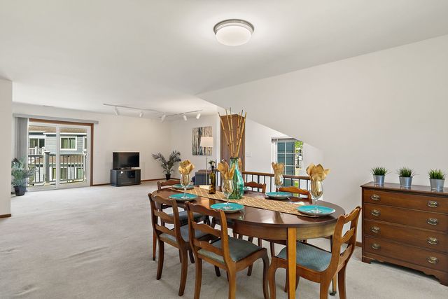 1002 Boston Circle 1002, Schaumburg, IL 60193