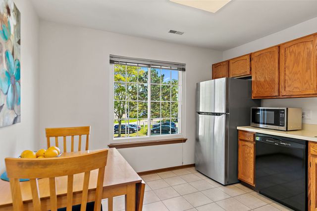 1002 Boston Circle 1002, Schaumburg, IL 60193